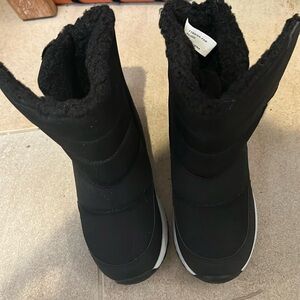Like New Tucker+Tate Brisk Faux Shearling Lined Snow Boot